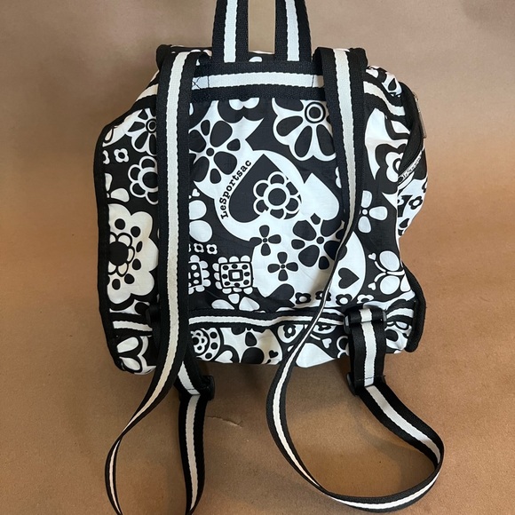 Lesportsac Black White Floral Drawstring Flap Snap Buckle Closure Medium Size - Picture 2 of 8